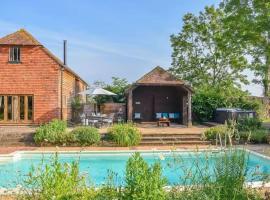 Luxury Farm House with Heated Pool & Jacuzzi, Hotel in Wisborough Green