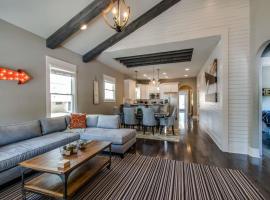 1-Story Family Home with Fenced Yard, Grill, Parking, Sleeps 10, 5 Mins to Five Points & Nissan Stadium, Smart TVs, Pet-Friendly Yard, Patio for BBQs, Ideal Nashville Getaway for Families, 24 Hr Hospitality, hotel v destinaci Nashville