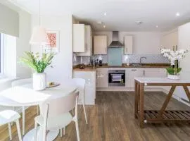 Stunning Apartment with Free Parking, Balcony, Fast WiFi, and Smart TV by Yoko Property