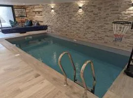 Maison avec piscine intérieure, terrasse et Wi-Fi gratuit à Curel - FR-1-611-92