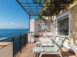 Villa Sea view on the rocks, hotel in Gaeta