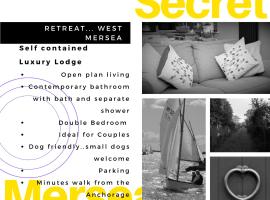 Secret Mersea Retreat - a stroll from the anchorage!, hotel in West Mersea