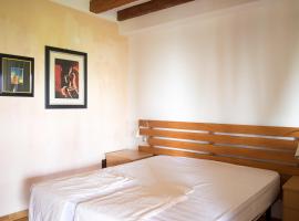 Private Room close to Beautiful Parma, מלון עם חניה בMontechiarugolo