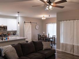 Brand New Duplex in Sycamore, hotel with parking in Sycamore