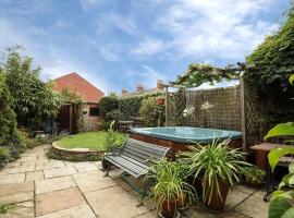 Large character home, hot tub, beach 5 min walk, hotel a Gorleston-on-Sea