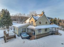 Idyllic Nature Retreat - Hot tub and Scenic Views, holiday home in Baie-Saint-Paul