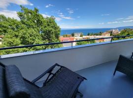 Apartment with direct Sea View, Free Parking and close to Beaches and Promenade, family hotel in Lovran