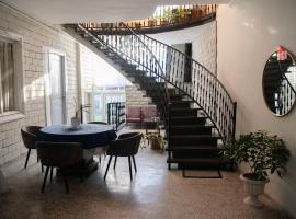 Anna's Guest House: Gori şehrinde bir konukevi