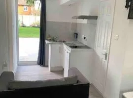 Cosy Studio Flat-Just Renovated-Free Street Parking & Independent Entrance