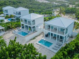 Villas with Private Pool 5 min to Grace Bay beach，Long Bay Hills的小屋