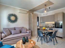Deluxe Seaside Condo for 4, apartment in Kandia