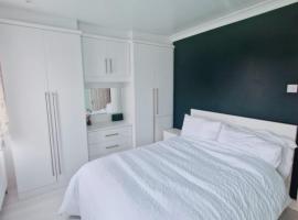TAAY -Luxurious 3 bedroom house, viešbutis su vietomis automobiliams mieste South Norwood
