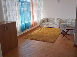 Viesnīca Traditional House with 2 floors - 5 minutes from Beach pilsētā Salema