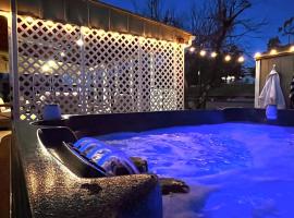 Waterside Retreat-Poolside Oasis Hot Tub and More, hotel in Pueblo