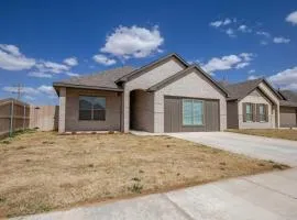 Entire House~ Spacious~ Prime Location~ Backyard