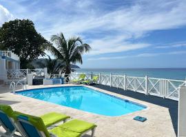 North Star Villa Oceanfront Family-Retreat With Pool, rannahotell sihtkohas Frederiksted