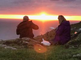 The Little Coastal Hideaway with Stunning Sea Views and Garden，霍利黑德的住宿