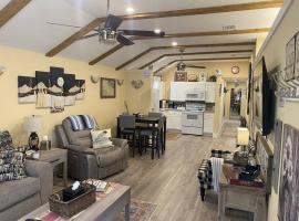 Stockyards Cowtown Outpost-Less than 4 minutes to StockYards-Sleeps 8, hytte i Fort Worth