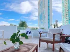Luxury home, Jacuzzi/Rooftop, King, A/C, Netflix