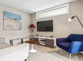 14 minutes from downtown, Luxury home in Nepean, hotel i Ottawa