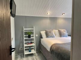 Cosy 3 Bed Lodge in Hoburne, Cotswolds, glamping en South Cerney