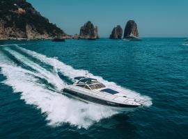 Live the Unforgettable on a Princess V55, alojamiento en un barco en Sorrento