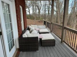Pet Friendly on 5 Acres! 3 Master Suites Sleeps 14, hotel with parking in Cumming