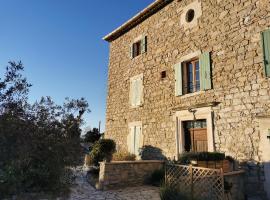 Bastide Cévenole en pierre avec Piscine, hotel in Canaules-et-Argentières