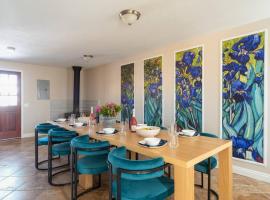 Downtown Denver: 4bd - Game/Movie Room - Backyard, hotel in Arvada