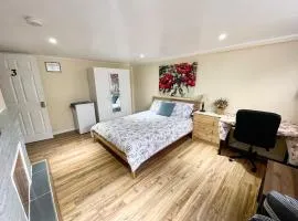 Master bedroom with private bathroom In Toronto