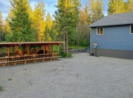 Pinetree Lodge: Hot Tub Fire Pit, villa ad Athol