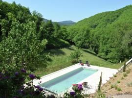 Luxury country house with heated private pool, ваканционна къща в Courniou