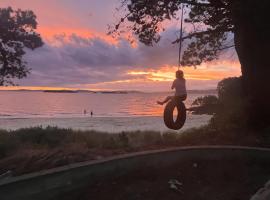 Blue Lagoon Beach House - Absolute Beachfront!, viešbutis su vietomis automobiliams mieste Dodges Ferry