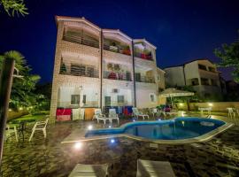 Villa Baldi -Apartmani Danny، فندق في تار