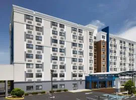 Hampton Inn Newark Airport、にあるニューアーク・リバティー国際空港 - EWRの周辺ホテル