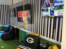 Sports Home w Mini Golf Ping-Pong B-Ball Starbucks, hotel a Raleigh