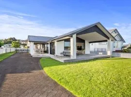 Waterfront Oasis - Omokoroa Holiday Home