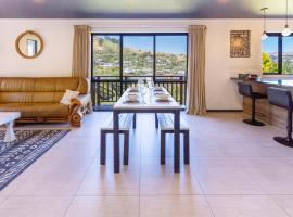 Sun Sea and Panoramic Views in a New Build Home, hotel in  Lyttelton