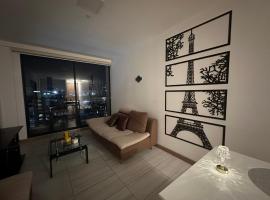 Five Stars Suites - Paris - Quito, hotel dengan kolam renang di Quito