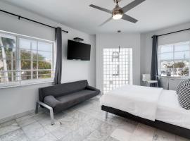 Best Location SOBE Top Floor 2 min to beach & fun, villa in Miami Beach