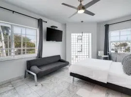 Best Location SOBE Top Floor 2 min to beach & fun