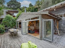 Kiwi Charmer - Onemana Holiday Home, Hotel in Opoutere