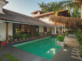 Salt by Hireavilla - 4BR with Private HEATED Pool in Siolim, North Goa, hotel amb piscina a Siolim