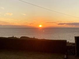 ERIN NEAMH - Magnificent sea views cosy cottage in Cumbria:  bir aile oteli