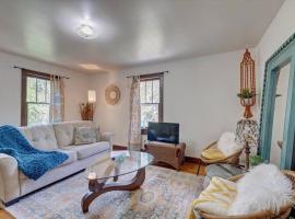 Boho Garden Bungalow Near IU, Downtown, EV Level 2 Station, bungalov v destinaci Bloomington