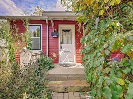 Boho Garden Bungalow Near IU, Downtown, EV Level 2 Station โรงแรมในบลูมมิงตัน