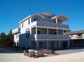 5 Bedroom House Steps To Private Beaches، فندق في Harvey Cedars