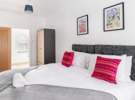 Impressive 4 Bed House Sleeps 8 Private Parking, Fast WiFi 2x Smart TVs Netflix & Foosball, Business Travellers Relocaters Leisure Welcome, apartmán v destinaci Haversham