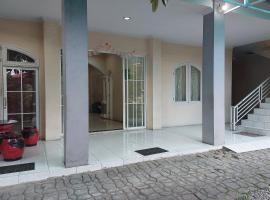 R Residence, guest house in Medan
