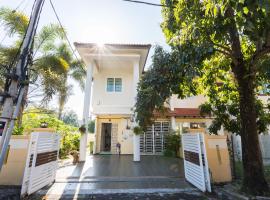 Cosy HomeStay at Penang Island -Beach and Village, chata v destinácii Bayan Lepas